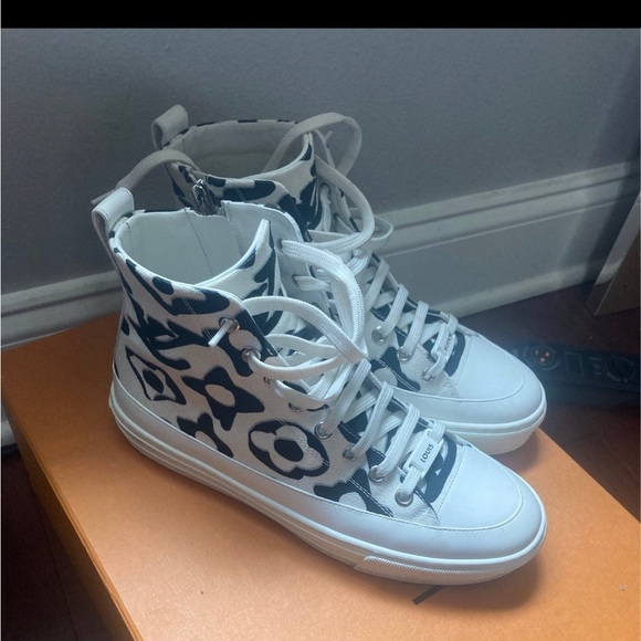 Louis Vuitton Women sneakers - Picture 1 of 4
